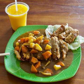 Pork katsudon, pork + shrimp rolls & mango juice! Rating: 8/10, La-Mein, Ubud. #lamienubud #ubudfood #ubudlife #gojek #balifood #katsudon