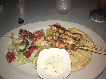 Gak suka makanan Yunani eh di ajak makan di restoran Yunani hadeuh...😩🙄😳😭
#early_dinner
#souvlaki_plate