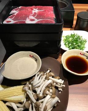 Hujan2 paling enakkkkk  #shaburi #shabushabu #japanesefood #oishii #beef #wagyubeef #wagyu #instafood #foodporn #foodography #foodstagram #dinner