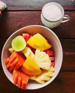 Best fruit salad - ever. #beautiful #mindfulliving #mindful #selfcare #ubud #penestanan #fruitsalad #tropical #speaker #writer #coach #travel #freedom #retreat #mentalhealth #haveyoubeenoutsidetoday #108things #vegan #coconutyoghurt #love #mysecondhome