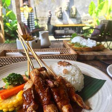 So Bali is going to make me one of those food instagrammers! Everything looks and tastes amazing so far! And I'm not gonna tell you how cheap this was because you will get mad at me! Chicken satay with mix veggies and rice 😋 and some avocado toast with perfectly poached eggs in there for the photo bomb!