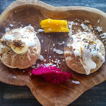 Und noch mal Frühstück bei Oma Jamu. 😊 
Buchweizen Pancakes (das gestern war ein Rice Pancake) mit Kokos, Peanut Butter und Früchten. 😋