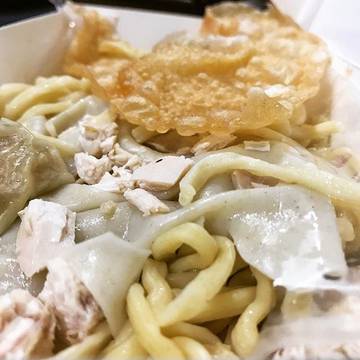 #bakmimakasar ,,, Very late meal’... 🙈😜😀
Chicken noodles 🍝+ fried wonton 
#potd #phototonight #latemeal #chickennoodle #friedwonton #yummynoodles #yummyfood #instalike #noodlelover #noodleblogger #instafood #instagood #metimenow