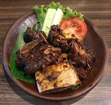 Another Indonesian traditional food: Beef Ribs 🤩🇮🇩🐮👍🏻 @gulamerahrestaurant .
.
.
.
#beefribs #beef #ribs #meat #meatlover #traditional #traditionalfood #indonesianfood #traditionalindonesia #foodie #foodporn #food #fotd #fooddiary #foodlover #foodstagram #instafood