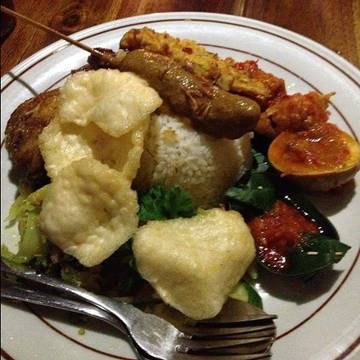 Gianyar, Bali, Indonesia #makanmalam #makanansehat #makanantradisional #nasicampurbali #nasigorengbali #nasikuningbali #kulinerubud #kulinergianyar #kulinerbali #tehmanishangat #escampur #lemontea