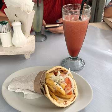 離開峇裡島前最後一個午餐，隨意挑選一間路邊的希臘風餐廳，點了雞肉皮塔和綜合果汁，清爽好吃！