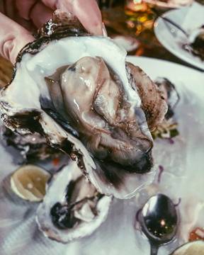 Our favorite place on Bali! We love you  @meadsinbali #meadsbeachbar #meadsbeachbarandgrill #bali #vacation #fantasticfood #oysters #seafood #bestplace #greatrestaurant #goodday