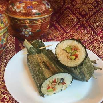 Come and try our NEW dish at #PutraSriwijaya for only 20K!
Nasi Bakar Peda - steamed rice seasoned with spices and ingredients (ikan asin Peda, petai, etc), wrapped in banana leaf and grilled upon charcoal fire. Get that unique aroma and flavor of burned banana leaf upon the rice.
#nasibakar #nasibakarpeda #makananenak #menusederhana #makansiang #makanmalam #makanantradisional