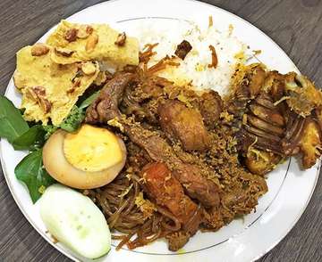 Mkn siang kali ini gojekin Depot Nasi Campur Pojok Tambak Bayan #jawaraicip #medan #kuliner #kulinernedan #instafoodie #medanfoodie #medanfoodblogger #medanfoodhunter #foodie #foodblogger #foodeater #infokuliner #medanfood #medanfoodporn #foodporn #foodstagram #lunch #lunchtime #indonesianfood