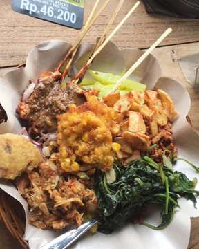 My fave lunch in Bali, $4.60 can’t get any better than this! #warungmurah #warungmurahaintsomurahanymore #sateayam #sataychicken #sayur #tempe #chicken #nasi #perkedel #ayam #chickenandveg #cheapeats #balinese #balinesefood #warungmakan #makanbali #foodporn #indonesian #indonesianfood #seminyak #legain #bali