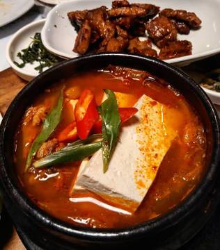 #food #koreanbbq #koreanfood #kimchijjigae #kimchi #pork #tofu #eeeeeats #instafood #foodstagram #foodporn #foodie #yhowfooddiary #dinner #clickandeat #picstagram #tummytuck #happytummy #ilovetoeat #ilovefood #instagram #eat #healthyfood #instadaily