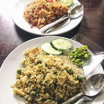Chilli paste and Green Curry fried rice. A small Thai cafe along Jln Dewi Sri. 
#endlesssummer #wonderfulindonesia #exploreindonesia #exploreidku #explorebali #bali #ilovebali #balilife #balilivin #islandlife #islandofthegods #foodies  #foodporn #thaicuisine