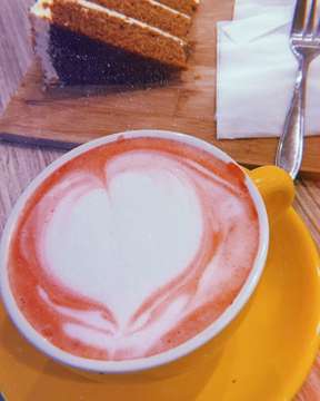 red velvet latte and carrot cake by @coffeecupjkt