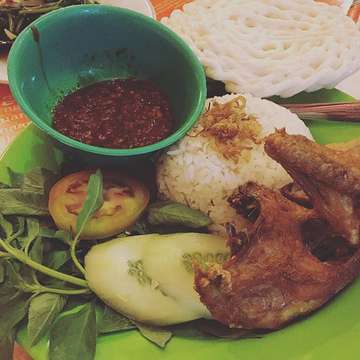 Hard to resist 😫
#gloomyday #makanmulu #nasiuduk #indonesianfood #makanenak #charlesrawamangun