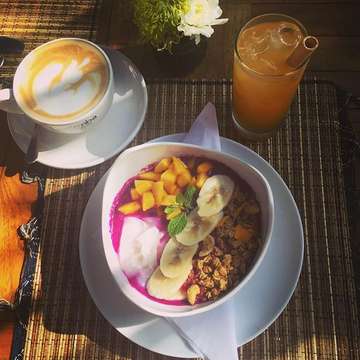 Good morning sunny Bali! We are waiting for you to come for this killer breakfast set - healthy bowl, fresh juice and delicious coffee! Start your christmas weekend right 💗
.
.
.
#bali #balifood #healthyfood #breakfast #breakfasttime #healthybrekkie #healthybowl #dragonfruit #freshfruit #colorfulplate #coffee #lazumba #cappucino #startofmyday #weekendvibes #sunshine #surf #eat #love #canggu #canggucafe #canggufood #hipsterfoodies #pererenan #warungyess #justsayyess