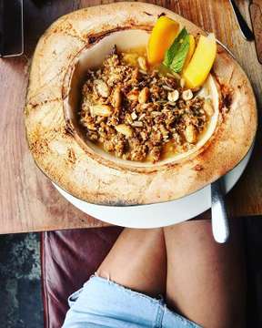 #HOTEL #SEMINYAK #COCONUT #GRANOLA #MANGO #MINT #CHIA #YOGURT #HEALTHY #BALI 🇮🇩🥥🍌🍃
Goodmorning from BALI @mya_restaurant @dashbali 💛 
Breakfast in a coconut: yogurt with  chiaseed, granola, banana, coconutwater, mango and mint ✨