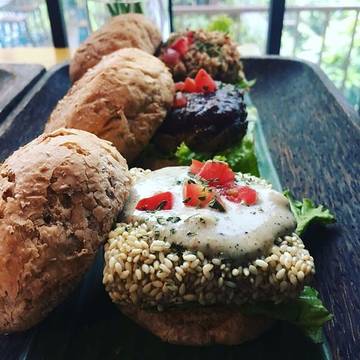 Love the presentation, taste and the less-guilt-after-meal experience ❤️
.
.
.
.
#yums #foodies #foodstagram #foodporn #fuelingup #vegan #burgers #minilocales #onefineday #signature #weekendvibe #feelinggrateful #jakarta #2017