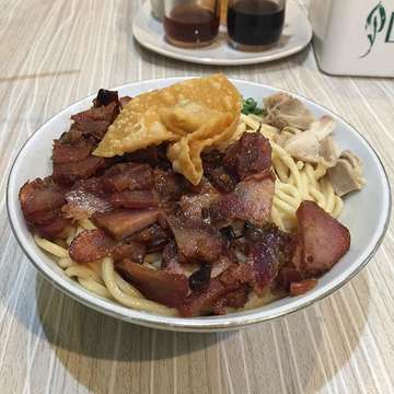 Yummy noodles with pork fillings 😋
#food #miepangsit #noodles #mieUP #mieujungpandang #pork
