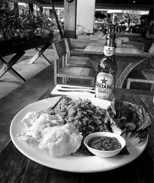✨I wish you a blessed holiday season. May this Christmas bring you comfort, joy, peace and happiness to last throughout the coming year! This is my last Bintang and Nasi Goreng in 2017✨🎄🇲🇨
#christmastime #goodbyebali #balidaily #inspiration #motivation #potd #vscophile #instagold #studyinbali #foodporn