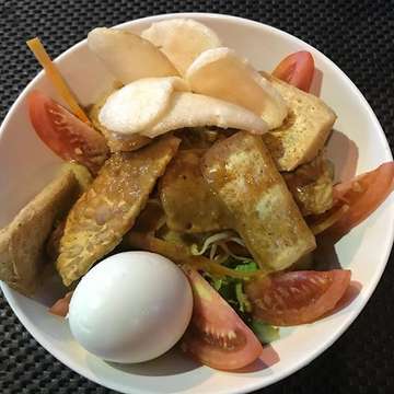 Gado Gado. Indonesian Salad with crispy tofu and prawn crackers, dressed with peanut Satay sauce! #traveltucker #saladfordays #foodie #whydidntithinkofthat #bali #ubud #delicious #eatexploreenjoy