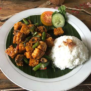 The freshest tastiest tempeh I’ve had at this peaceful #organic Warung away from Ubud Center. Only $2/28k for this fulfilling plate, and loved the story behind the startup cost of Rp2m (less than $200) to create this restaurant. Because of the prohibitive cost of meat, the restaurant is only 70% organic - another reason to eat less meat!