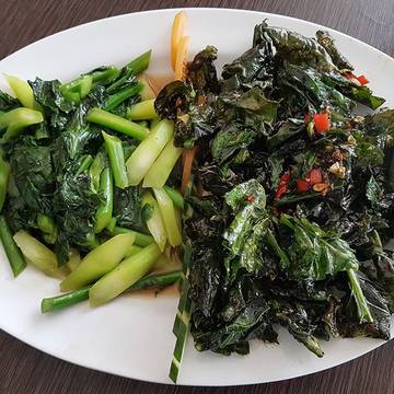 Kailan dua rasa. Two flavored kale. Stewed kale and fried kale-crunchy!

#kailan #kale #vegetables #twoflavoredkale #kailanduarasa #instafood #veggies #ekaria #yummyveggies #bsd #kulinerserpong #ekariadelight