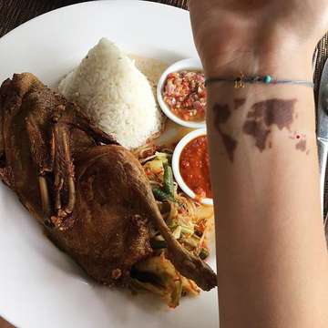 #bebekgoreng 🦆 mezza #anatra fritta accompagnata da riso e sambal - prezzo €9 #vivibali •
•
#crispyduck 🦆 half fried duck accompanied by rice and sambal - price Rp150.000 #vivibali #indonesianfoods
