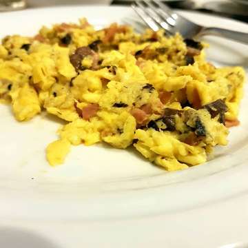 Pagii dimulai dari scrambled egg . Di aduk sama ham , cheese n mushroom . 😍😍