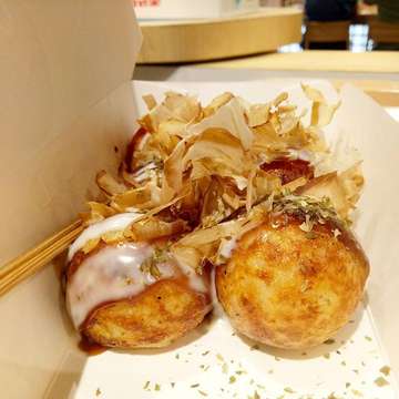 Takoyaki - Japanese Classic Taste
.
.
.
#yamatoyatakoyaki #takoyakilovers #kulinary #instafoodie #like4like #fodiegram #jappanesefood #oishi #makanenak #jajananbsdcity #kulinerjepang #foodculture #aeonmallbsdcity