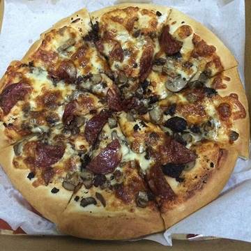 new year's eve with pizza ria
pizza yg hanya ada dimakassar, bolognaisenya juara dibanding tempat lain 😆
#pizzariacafe #americana #sukaku #spaghettibolognaise #garlicbread #radler #fanta 😃