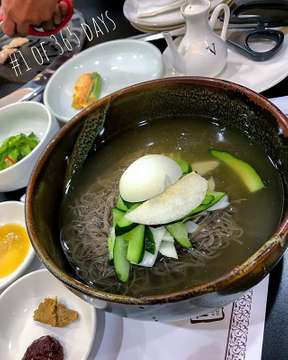 This is first time for me to try unique Chirk Neng Myun. The beehoon is served with cold tasty soup and boiled egg as topping #delicious
.
#2018journeyincolors #foodporn #instafood #goodday #lifeisgood #life #fun #food #foodism #likeforlike #like4like #instagood #travelphotography #streetphotography #instagrammers #instagram #travelblogger #foodblogger #bloggerjakarta #jakarta #indonesia #koreanfood #korea #nengmyun