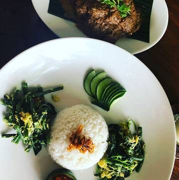 Beef randang and chicken satay for lunch followed by black rice pudding...
Love Indonesian food!!
-
#satay #chicken #beefrandang  #indonesianfood #bali #ubud