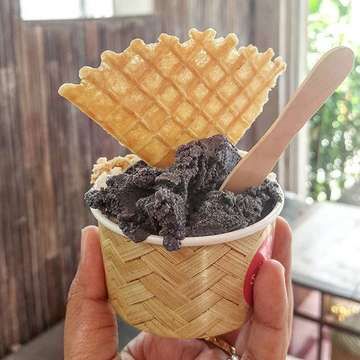 Bamboo charcoal and vanilla beans from Sulawesi 🖤 #gelatoparty