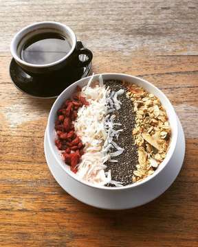 Yummy smoothie bowl and long black at @rasiocoffee_bali.
.
.
.
#coffee #coffeeaddict #specialtycoffee #longblackcoffee #smoothiebowl #rasiocoffee