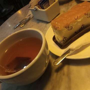 Hot peach tea + mango cheesecake
#foodphotography #instafood
#tea #bakkery #cheatingdays
#nodiet #goodnight #goodmood

@disinibakery