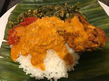 Nasi Padang = Lamak bana!
Orang Padang = Rancak bana!

Makan nasi Padang ditemenin Orang Padang = ........ 😜😜
.
.
.
#urangawak #nasipadang #kulinerIndonesia #Padangfood #Indonesianfood