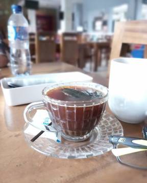 Filosofi Kopi Hitam
"Dalam Filosofi kopi hitam, tiap tiap tegukan kopi yang melalui lidah, setiap saat itu juga menyadarkan kalau hidup itu tidak selamanya indah, tidak selamanya manis, tak juga senantiasa berwarna warni"

Semangat  Pagi #KopiHitamArang#Bandung#BandungJuara#WestJava