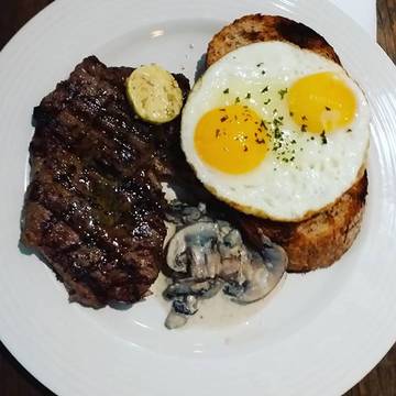 The classic steak and eggs
#not mine
#meat 
#eggs
#steaks
#instafood 
#foodie 
#yummy