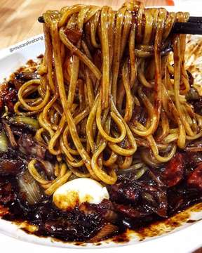 My eternal love for Korean Noodle. 
And it's JJAJANGMYEON 짜장면 TIME 🍝🍝🍝
Jajangmyeon (자장면), a Korean-Chinese noodle with a thick sauce made of chunjang (a salty black soybean paste), meat, onion and other vegetables.
One of my favorites kind of noodle 😍😍😍
In Frame: Jjajangmyeon
Rate: 🌟🌟🌟🌟🌟
💸: IDR 60.000 + Tax
•
•
Restaurant: Legend of Noodles
Location: Jalan Senopati No 81, South Jakarta
IG: @legendofnoodles
#jjajangmyeon #koreanfood