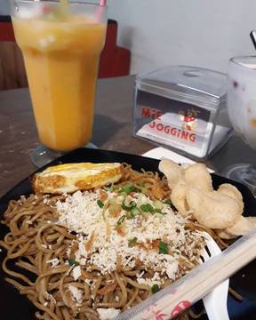 #lunch #mie #jogging #noodles #kulinersurabaya #kuliner