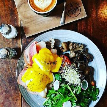 Egg's benedict_Buttery hollandaise , smoke beef , green salad , grilled tomato & mushrooms