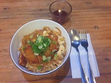 Chicken Katsu Donburi made by my hubby💕
Ini salah satu yg bakalan jadi menu barunya ANY Curry. Yuk cobain yuk. どうぞこちらへ食べに来て見てください 🙇🏻‍♀️ #numpangpromosi #japaneserestaurant #depok