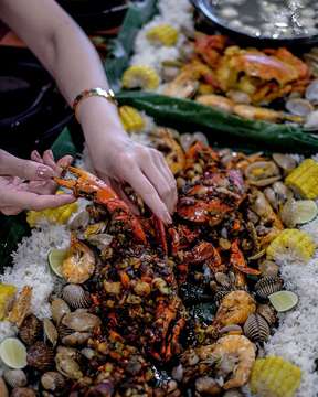 Yuk cobain, nasi keroyokan seafood ala #PentaKitchen ❤️ luengkaaaaap! Reservasi:
Penta Roti Oishi 
Jl  Indragiri No 48 
Jl Raya Dharmahusada No 181, Surabaya (031) 9901 4959, 0853 3343 1795
IG @pentarotioishi , @penta_kitchen
#pentarotioishi #pentakitchen #nasikeroyokan #seafood #amandakohar