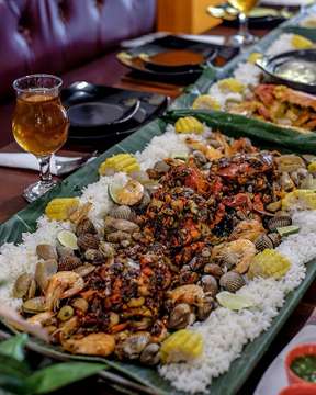 Yuk cobain, nasi keroyokan seafood ala #PentaKitchen ❤️ luengkaaaaap! Reservasi:
Penta Roti Oishi 
Jl  Indragiri No 48 
Jl Raya Dharmahusada No 181, Surabaya (031) 9901 4959, 0853 3343 1795
IG @pentarotioishi , @penta_kitchen
#pentarotioishi #pentakitchen #nasikeroyokan #seafood #amandakohar