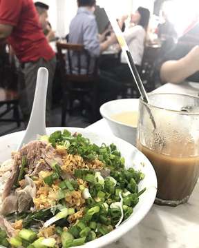 Another street food posting series (as requested by few people 😄😄) :
.
.
The iconic Duck Noodle in Medan - Bihun Bebek Kumango. I mean, look at that generous servings of the duck.! Established in 1967 and still the most famous one in town. FYI, this place only open til 11 AM daily and closed on Sunday (its safe for everybody as it has Halal certification).
.
.
#duck #chinesefood #traditionalfood #hawkerfood #coffee #kopitiam #medan #breakfast #travel #instatravel #holiday #travelgram #instaholiday #cityscape #foodporn #foodstagram #instafood #kuliner #kulinermedan