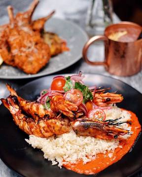 It’s Monday but it’s okay, let’s start another awesome week! This Grilled Chili Prawns @hurricanesgrillid could be today’s fantastic lunch option with fluffy aromatic rice, grilled fresh prawns, and lipsmacking smoked chili glaze🍛🦐
#anakjajan #hurricanesgrill #hurricanesgrillid