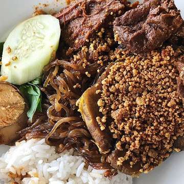 Nasi Campur Tambak Bayan ( Rice, Eggs, Beef, Chicken, Tofu, Vermicelli, Chilli ) - 👍👍👍 #wow #MUSTEAT #WillYouEat #indofooddirectory #jktfooddirectory #eat #sharefood #localfood #instafood #hungry #foodcoma #foodie #foodporn #tastespotting #foodstagram #goodfood #yummy #food #nasicampur #tambakbayan #beef #chicken #eggs #mix