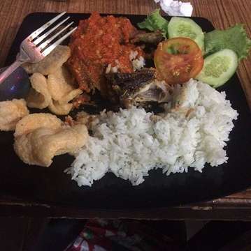Enjoying Indonesian Foods.. #Balinese, #Sumatran.. etc.. They are delicious.. 😍😍👌🏻🍉🥒🥔🥚🍗🥗🍝🍤