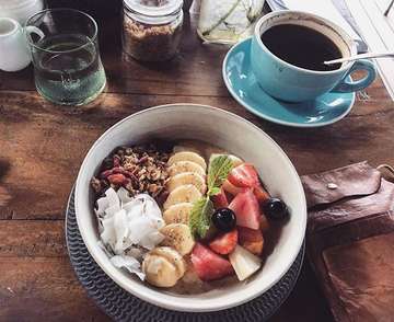 Tropical breakfasts are the best 🌴🌺🌞
.
.
.
.
.
.
.
.
.
#bali #balibreakfast #smoothiebowl #veganfoodshare #veganbreakfast #balicoffee #explorebali #baliguideline #wanderlust #travel #travelgram #exploretheplanet #wanderer #acaibowl #healthyfood #hippie #boho #vintage #rustic #bowl #colourfulfood #fitness #fitnessfood #fitnessmotivation #veganfitness #fruits #café #themoose #vegan #whatveganseat