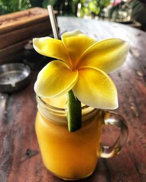 Cheers to lovely weather in Amed Bali and almost finishing my rescue diver course 💛 #happydiving #almostthere #passionfruit #vegan #bali #amed #warungenak #plantbased #veganlifestyle #colors #healthychoices #flower